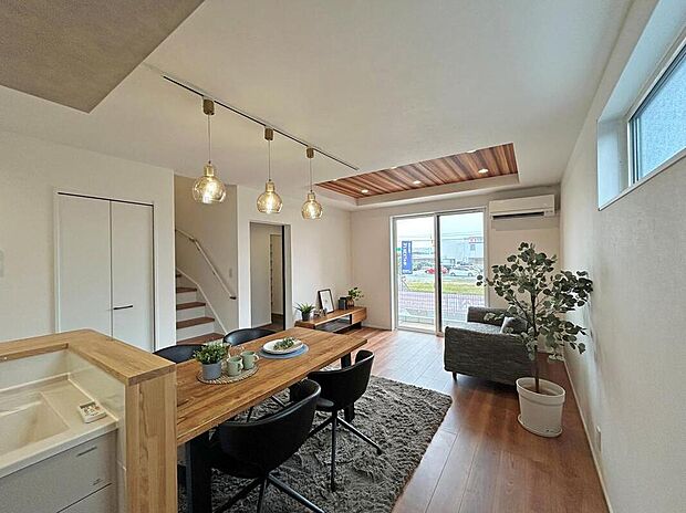 【モデルハウス写真】【モデルハウス(有弥の里)/LDK】
掃き出し窓を開放すると、室内に気持ちのよい風が入ります。ダイニングセットやソファなど、大きめの家具を配置してもゆとりある広さです。