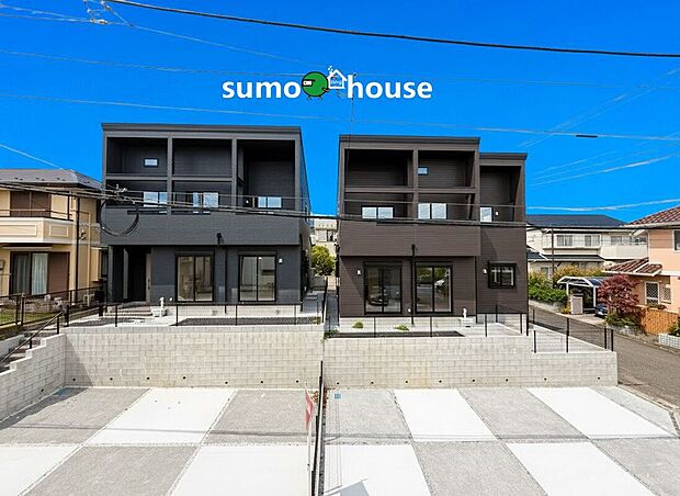 広々としたカースペースを確保し、高基礎によって地盤の安定性とプライバシー性にも配慮しました。モダンなデザインのテラスとフェンスが、安全で洗練された暮らしを実現します。