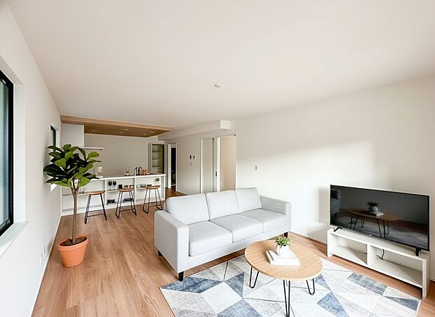 まるで一枚の絵画のように、建築そのものが芸術となる住まい。最高峰のデザイナーズ住宅は、素材・空間・光の三位一体によって生み出される静謐と力強さを併せ持つ存在です。(外構はCCのイメージです。)