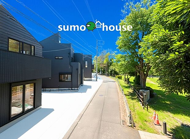 洗練されたダークトーンのモダンな街並み！ 異なる素材のツートン外壁と片流れ屋根が、ハイセンスな統一感を生み出しています。本画像はAIがCGで作成しており、外構工事の仕上がりをイメージしております。