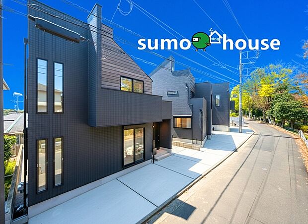 青空が広がる、開放感たっぷりのルーフバルコニー！ プライバシーに配慮した高さのある壁で、家族だけの贅沢なアウトドア空間を楽しめます。周囲の景色を眺めながら、日光浴やガーデニング、夜は星空を眺めます。