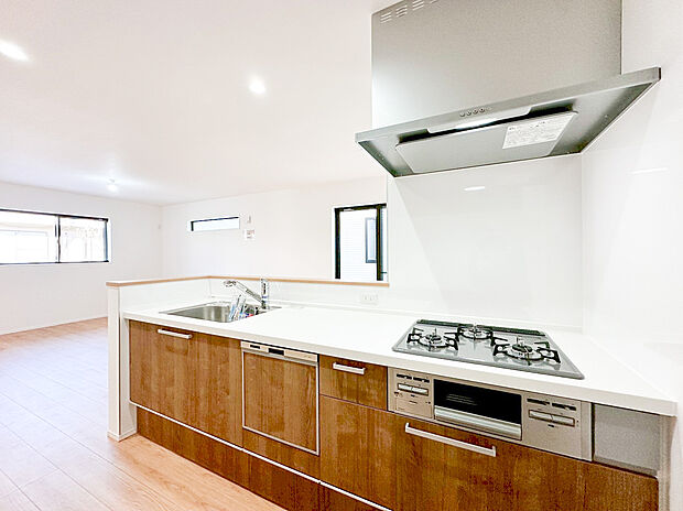 まるで一枚の絵画のように、建築そのものが芸術となる住まい。最高峰のデザイナーズ住宅は、素材・空間・光の三位一体によって生み出される静謐と力強さを併せ持つ存在です。