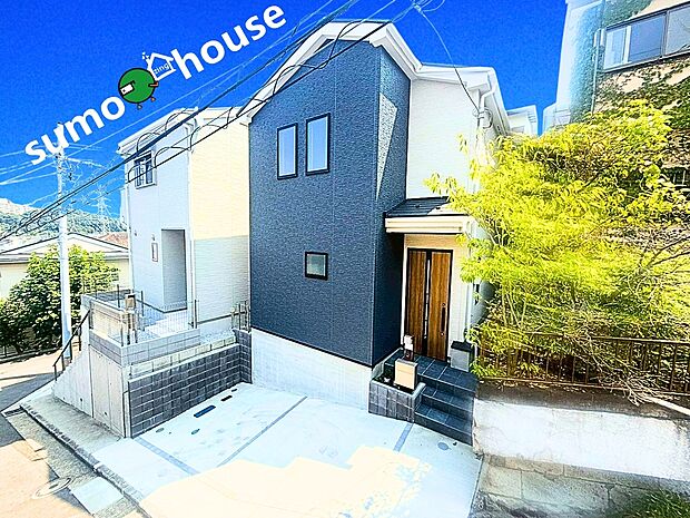 日吉本町駅まで徒歩5分の通勤通学に便利な好立地！忙しい朝や遅い帰宅時にも嬉しいですよね！急な雨にもほとんど濡れずに家まで着いてしまう距離。駅周辺のお買物施設も利用でき、便利で快適な生活が送れそう。