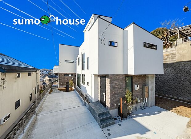 広々エントランスアプローチ。駐車スペースは、幅約4.7ｍ奥行9.0ｍの悠々としたスペース。カーポート設置との相性も抜群で広がりのあるアプローチにより開放感が生まれ、家に入る前に快適な印象をもたらします