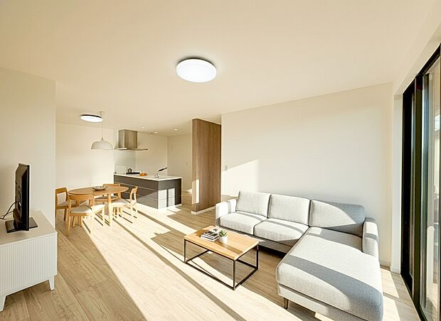 南向きの大きな窓から太陽の光がたっぷりと差し込む、明るく開放的なリビング！温かみのある明るい木目調のフローリングが、空間全体を居心地よく演出します。