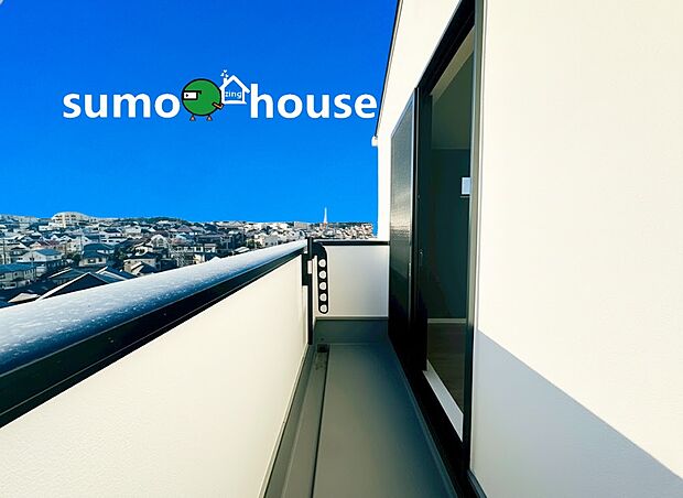 開放感ある眺望: 陽当たりの良いワイドバルコニーからは、遮るものがない広がる眺望が楽しめます！心地よい風を感じてリフレッシュできます。