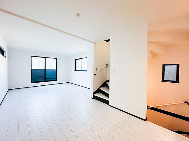 家族の一体感を感じられる広々としたリビングスペース。家族と過ごす時間を大切にする方にピッタリのゆとりの住空間です。お子様が元気に走り回っても安心して見守れます。家族の笑い声が今にも目に浮かびそう。