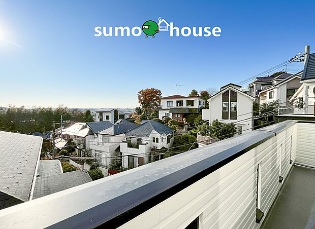 各階に設けられたワイドなバルコニーは、プライバシーを守りながら外の空気を感じられる贅沢な空間となっています。高台ならではの清々しい風が吹き抜ける、洗練されたモダンな住まいでの新生活。