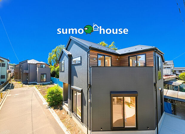 周囲の緑豊かな環境に調和する、落ち着いた色合いのモダンな外観。隣接する家との間隔にもゆとりがあり、採光や通風も良好。周囲の自然を身近に感じながら、閑静な住環境(外構はCGのイメージです。)