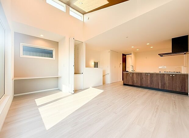 天井が高く設計された勾配天井が、実際の帖数以上に開放感をもたらします 。上部の高窓からも光が降り注ぎ、一日中明るく心地よい空間です。