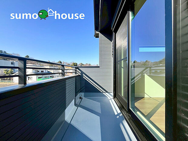 南に大きく面したバルコニーは太陽の温かな温もりをめいいっぱい受け止めてくれます。太陽の光と爽やかな風を受けたお洗濯物はあっという間に乾き、取りこむ時には太陽の匂いを感じられそうですね。