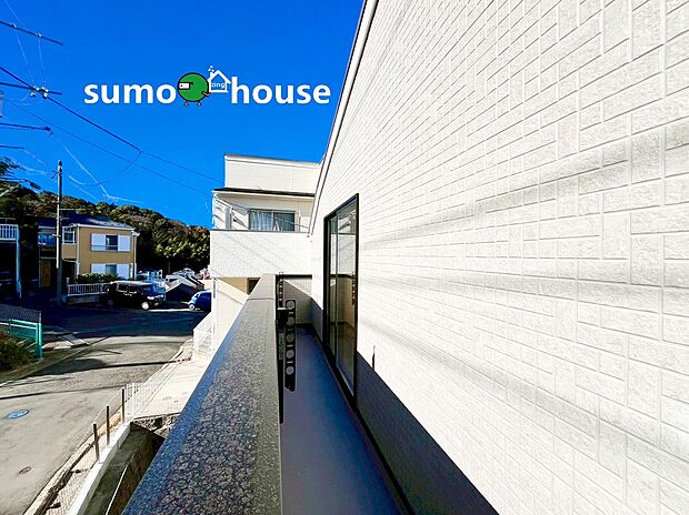 横に広くゆとりある設計のバルコニーは、家族全員分の洗濯物も余裕を持って干せる頼もしいサイズ感です 。青空を独り占めできる圧倒的な開放感が魅力 。