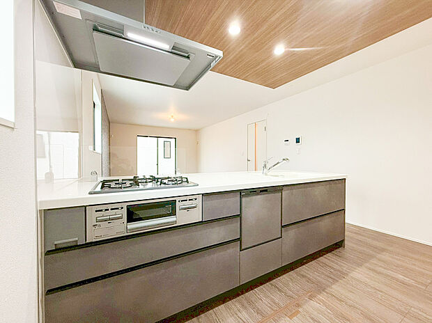 高断熱・高気密な仕様により、一年中快適な温度で過ごせるリビングは、ご家族の心休まる場所に。汚れが付きにくくお手入れしやすい最新素材の床材を採用しています。