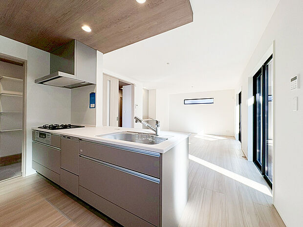 リビング対面式のカウンターキッチンですので、出来上がったお料理をカウンターに並べてお子様が運ぶなど、お手伝いの時間も増えそうですね！ご家族と会話をしながらお料理を楽しめ一体感を感じられるキッチン仕様。