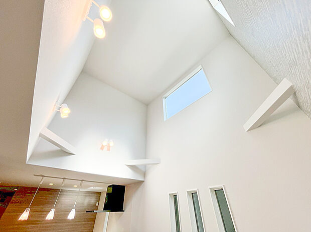 光と開放感に満ちた、贅沢な吹き抜け空間！ ダイナミックな高天井と高窓が、住まいの中心に明るい光と心地よい風を届けます。