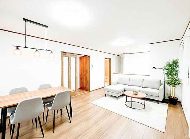 広いリビング・ダイニングがある新築一戸建ては、開放的で様々な楽しみ方ができます。家族が集まる中心となる場所で大きなテレビや家具を置いたり、コミュニケーションスペースとして活用できます。