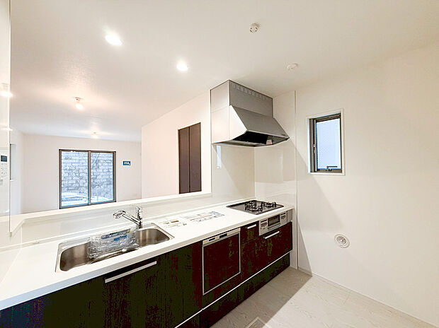 ご家族と会話をしながらのお料理は楽しいですね。出来上がった料理をお子さんが運ぶなどお手伝い時間も増えそう！