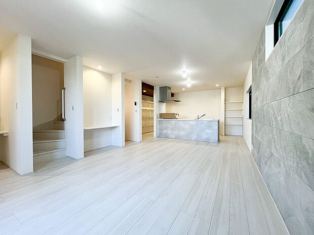 23帖もの圧倒的な広さを誇るLDKは、家族全員が集まってもゆとりを感じる大空間です 。明るい色のフローリングが光を反射し、お部屋全体をより一層広く、開放的に演出します。