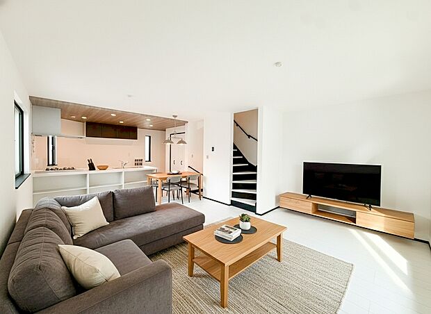 ご家族だんらんのスペースとなるリビング。家具の配置がしやすい広さを確保しつつ、窓が多い設計は色々な角度から光が取り込めるこだわりの間取りです。明るいリビングで寛ぐ新しい生活をスタートさせてみませんか。