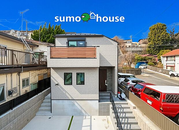 深く豊かな緑と爽快な青い空を感じる、まるで杜の中に暮らすような心地よさを存分に堪能いただける邸宅です。高グレードの設備仕様を標準装備したデザイナーズ住宅が、便利で快適な新生活をお届けいたします。