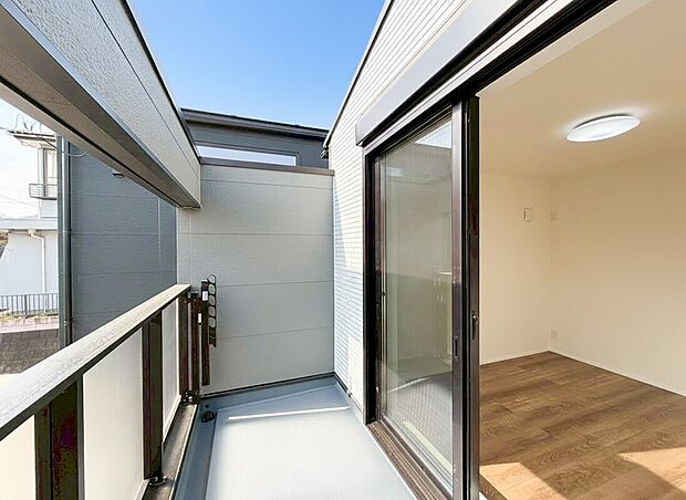 大きく面したバルコニーは太陽の温かな温もりをめいっぱい受け止めてくれます。太陽の光と爽やかな風を受けたお洗濯物はあっという間に乾き、取りこむ時には太陽の匂いを感じられそうですね。