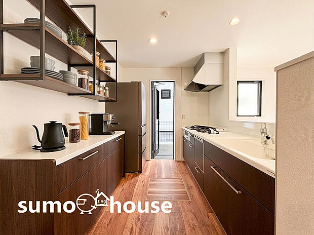 料理中も家族との会話が弾む、開放的な対面式システムキッチンです 。落ち着いたダークブラウンのデザインが、LDKに洗練された印象を与えます 。(家具等はCGです)