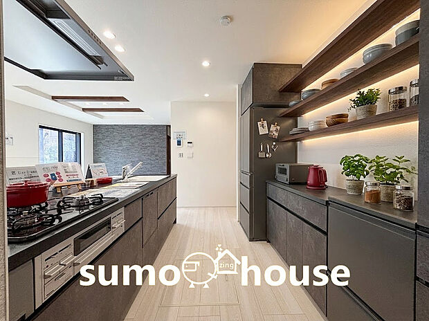 冷蔵庫や食器棚を配置しても余裕のある、広々とした背面スペースです。キッチンのすぐ後ろに、用途に合わせて高さを調節できる可動棚を完備。(家具等はCGです)