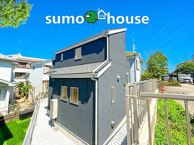 シックでスタイリッシュな黒の外壁が目を引く、モダンなデザインの新築戸建です 。高台に位置しているため視界が抜けており、周囲の視線を気にせず過ごせるプライベート感のある設計が魅力 。