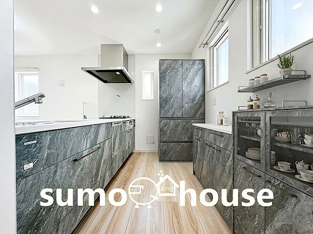 高級感のあるグレーの石目調デザインを採用した、意匠性の高いシステムキッチン。リビングのアクセントクロスとも調和する洗練された色彩が、LDK全体をおしゃれな空間へと引き立てます。(家具等はCGです)