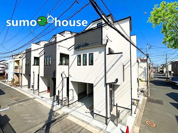 青空に映える、白と黒のコントラストが洗練された印象を与える都会的な邸宅。窓が多く配置されているため、室内にはたっぷりの光が差し込み、明るく開放的な空間が広がります。