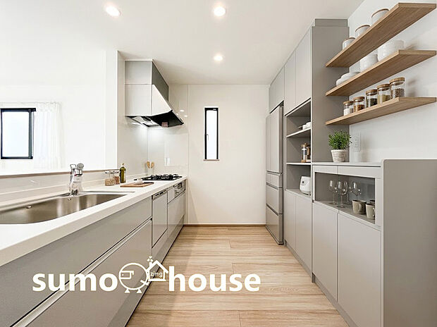 明るい採光とダウンライトが映えるスタイリッシュなキッチン。リビングと一体感のあるデザインが、毎日の家事時間をより豊かで心地よいものにしてくれます。(家具等はCGです)