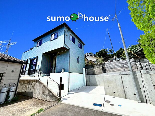 白を基調とした美しい外観が印象的な新築戸建。シンプルかつ上品なデザインが、周囲の街並みに自然に調和しています。