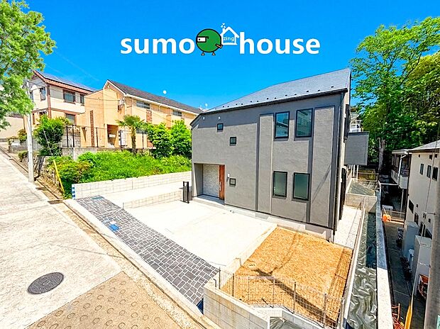 グレーを基調としたスタイリッシュな外観に、木目のアクセントが光るデザイン住宅です。洗練された佇まいは、住む人のこだわりを感じさせ、街の景観にも美しく調和します。