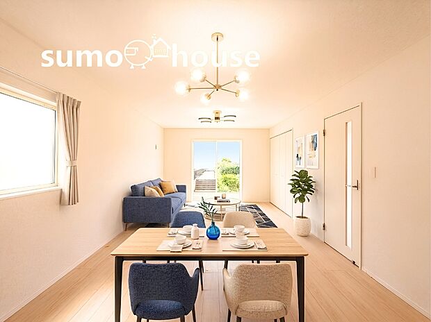 リビングの床には温もりのある木目調のフローリングを採用しており、素足で歩いても心地よい質感が魅力的な住空間です。(家具等はCGです)