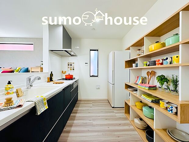 キッチンからリビング全体を見渡せるので、お料理の最中もご家族との会話が弾みます。家事の負担を大幅に軽減してくれる食器洗い乾燥機を標準装備しています。(家具等はCGです)