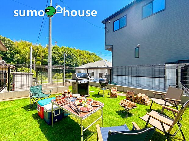 ご家族でガーデニングや家庭菜園などを存分に楽しめる、ゆとりある広々としたお庭が魅力。年中大活躍のプライベート空間になるお庭は、ご家族の団らんの場として最適なスペース。(芝生や家具等はCGです)