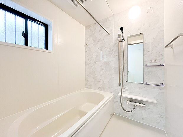 【浴室】半身浴も楽しめる一坪タイプの浴室は、防カビ仕様となっており、お掃除も楽々です。半身浴も楽しめる浴槽は環境に優しい節水タイプを採用。洗い場の床は、乾きやすく滑りにくい快適使用。