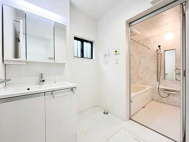 【洗面化粧台】たっぷりの大型収納を設けたシャワー付き洗面台で快適な暮らしを。収納力と機能性に優れたお手入れラクラクのゆったりとした洗面台で、朝の忙しい時間でも身支度準備がスムーズに出来そうですね。