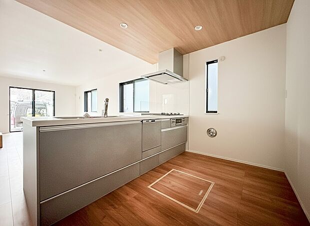 【食洗器付きキッチン】食器洗乾燥機付きで家族の食器もピカピカ。後片付けもラクラクこなせて、環境にもママの手にも優しい設備です。システムキッチン内に納まっているので、お料理の邪魔にもならずスッキリ快適にご利用いただけます。