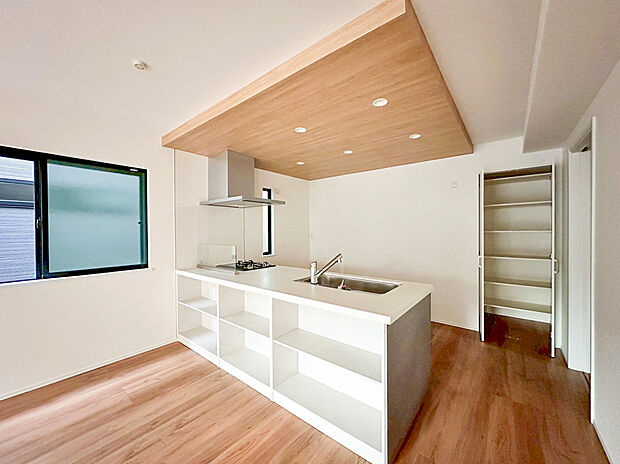 【キッチン】ご家族と会話をしながらのお料理作りは楽しいですよね！対面式のフルオープンタイプのキッチンで、お料理をもっと効率的に、楽しく。ママのお料理作りを快適に楽しくお手伝いする充実の設備が標準装備です！