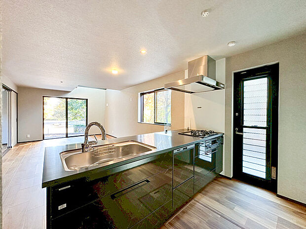 【キッチン】リビングに降り注ぐ明るい日差しがそのままキッチンにも柔らかく降り注ぐ明るい印象のキッチン廻り。リビングとキッチンの間に壁を設けてないフルオープンタイプですので、空間に一体感を感じられます。