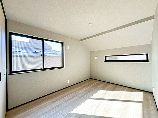 【洋室】家族の成長に寄り添う、ゆとりある居室空間。子ども部屋としてはもちろん、学びや遊びの場としても活躍し、年齢に応じて柔軟に使える設計が魅力です。窓から差し込む自然光が、毎日の暮らしに優しい彩りを添えます。