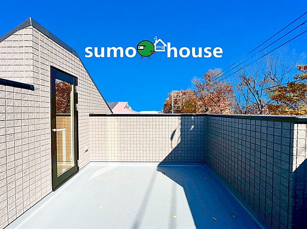 【どこまでも見渡せる広々ルーフバルコニー】青空が広がる、開放感たっぷりのルーフバルコニー！ プライバシーに配慮した高さのある壁で、家族だけの贅沢なアウトドア空間を楽しめます。周囲の景色を眺めながら、日光浴やガーデニング、夜は星空を眺めます。