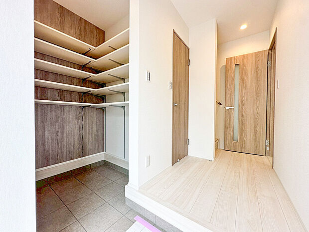 【シューズインクローゼット】大容量のウォークインシューズクローゼットが嬉しい住まい。ご家族全員の靴はもちろん、お子様のおもちゃやベビーカー、パパのゴルフバック、カー用品などかさ張る物もスッキリまとめておしまい頂けます。