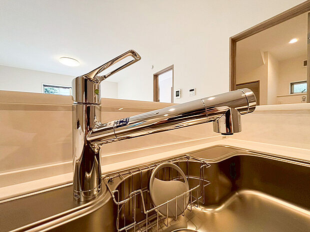 【浄水器】キッチンには浄水器を標準装備。最近は水を飲むという場面以外にも料理で使用したり、野菜を洗う場合もキレイな水で洗いたいという人が増えてきています！赤ちゃんのミルク用としても重宝いただけます。