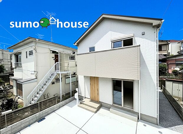 【洗練されたデザイン】並列２台駐車可能なカースペース（車種によります）。セカンドカー用として、自転車置き場や物置場として、お子様の遊ぶスペースとして、ゆとりある敷地だからこそ可能な多用途にご利用いただけるスペースです。