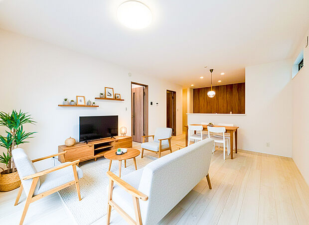 【リビング】南に大きく面した掃出し窓から光が降りそそぐ開放的なリビング。大きな窓からは、太陽のやわらかな光はもちろん、年中爽やかな風が吹き抜けます。自然の恵みが、快適で心地の良い空間を演出してくれますね。