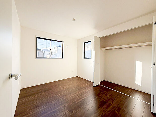 【収納スペース】全居室には大型の収納クローゼットを完備！普段使いのお洋服や小物はもちろん、季節物のお洋服などもしっかりと整理整頓おしまい頂けます。居室空間をより広く隅々までお使いいただけますね。