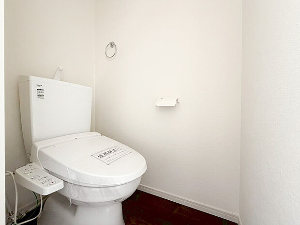 【ウォシュレットトイレ】洗浄機能付き便座を標準装備。冬の寒い時期には暖房機能も活躍。快適にご利用いただけます。