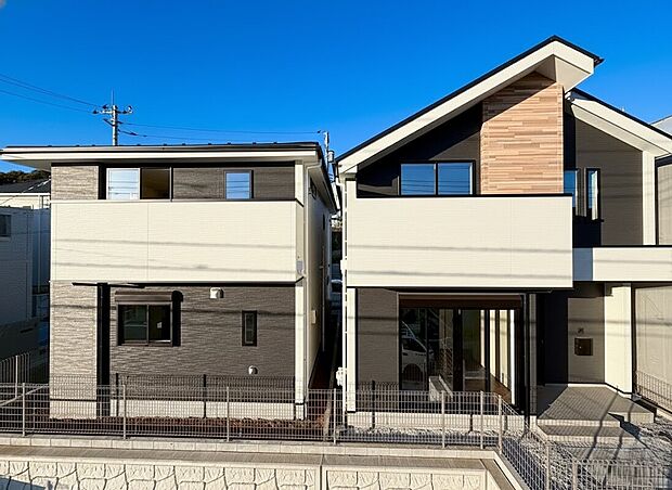 【洗練されたデザイン】閑静な住宅地に馴染む落ち着いた色合いの外観。長く愛着を持って住んで頂きたいからこそ飽きのこないシンプルな色目に仕上げました。外壁には耐久性・防汚性に優れたサイディング材を使用しております！